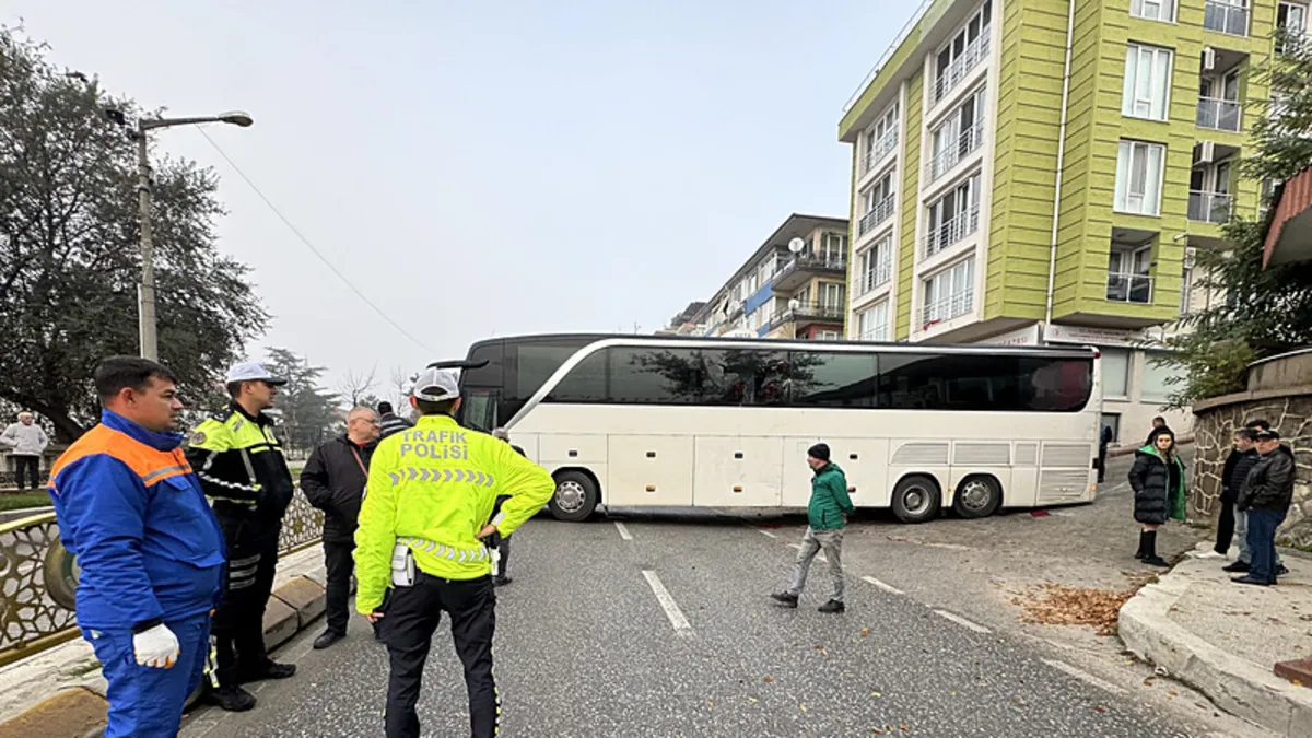 Edirne’de tur otobüsü yolu kapattı: Ters yön hatası pahalıya mal oldu! Edirne’de tur otobüsü yolu kapattı: Ters yön hatası pahalıya mal oldu!
