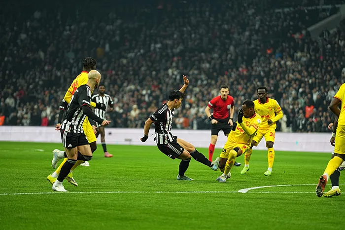 canli-super-ligde-besiktas-goztepe-maci-1771781742016.jpeg