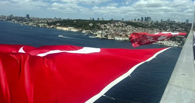 15 Temmuz Şehitler Köprüsü’ne dev Türk bayrağı asıldı
