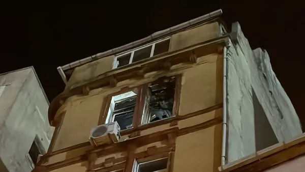 yer-beyoglu-taraftarin-havai-fisek-sovu-faciaya-donustu-evi-yanan-ressam-isyan-etti-20-senelik-resimlerim-katl-1787127813478.jpg