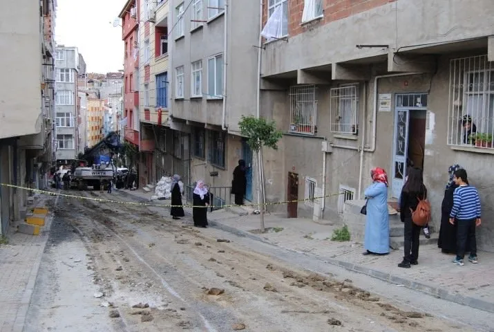 İstanbul’da freni boşalan TIR binaya girdi