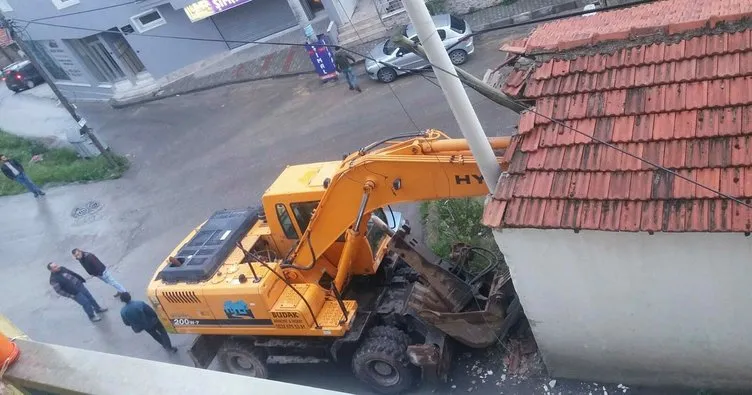 İzmir’de kontrolden çıkan iş makinesi eve çarptı
