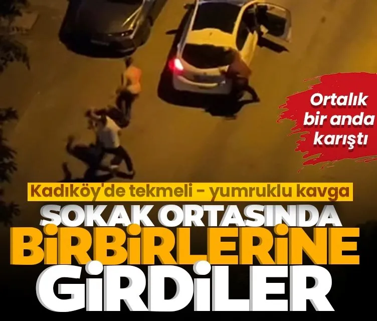 Kadıköy’de tekmeli - yumruklu kavga: Sokak ortasında birbirlerine girdiler!