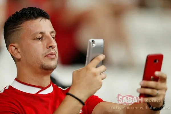 Tarihi karşılaşmada tribünlerden renkli kareler!