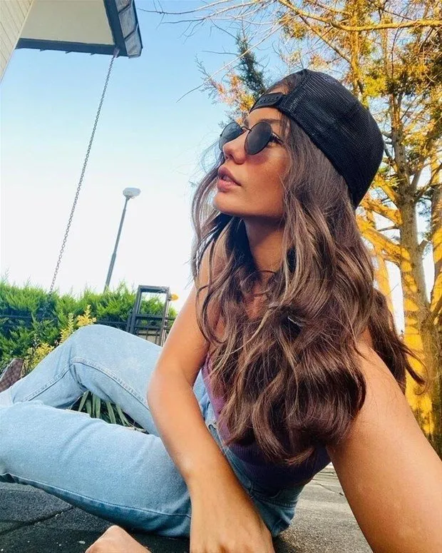 Doktorlar&#39;ın Ela&#39;sıydı sosyeteye gelin oldu... Yasemin &#214;zilhan&#39;ın s&#252;per l&#252;ks evi g&#246;renleri b&#252;y&#252;ledi!