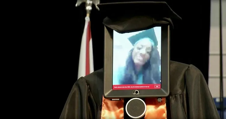 Diplomasını almaya robot yolladı