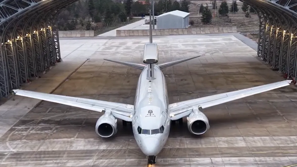 Barış Kartalı Havadan İhbar ve Kontrol Uçağı, bayramlaşmanın ardından havalandı Barış Kartalı Havadan İhbar ve Kontrol Uçağı, bayramlaşmanın ardından havalandı