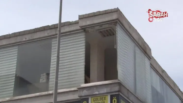 Esenyurt'ta feci olay, yanında çocuğu olan kadının başına cam düştü | Video