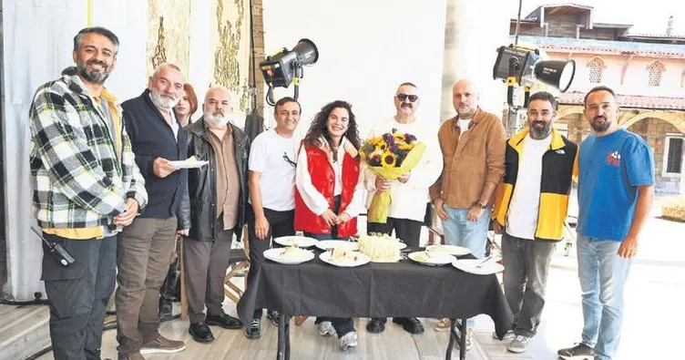 Şafak Sezer’e sette doğum günü sürprizi