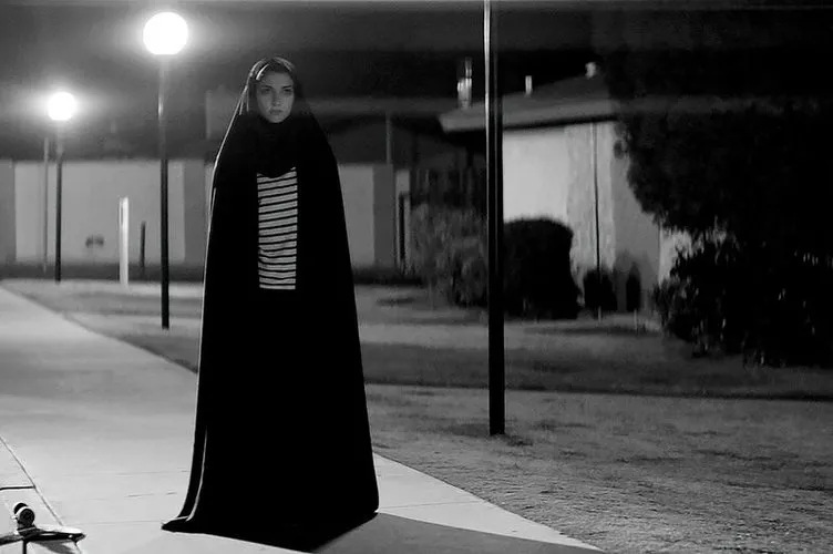 Gece Yarısı Sokakta Tek Başına Bir Kız filminden kareler