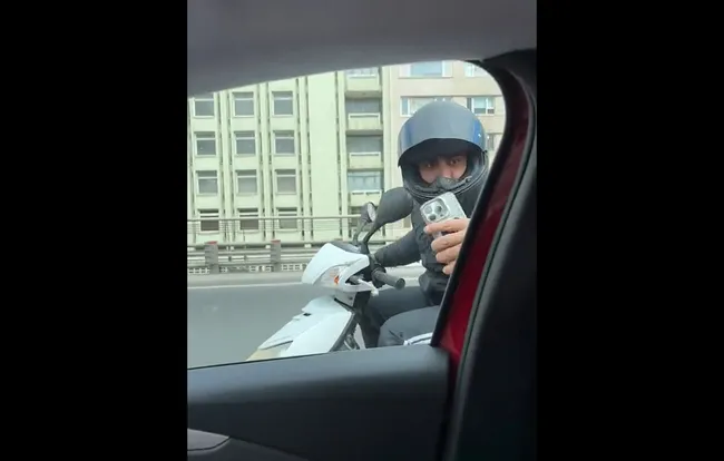 sislide-yol-ortasinda-dehset-trafik-tartismasinda-kadin-avukatin-aracini-yumrukladi-o-anlar-kamerada-1759133916043.jpg Şişli'de yol ortasında dehşet! Trafik tartışmasında kadın avukatın aracını yumrukladı! O anlar kamerada