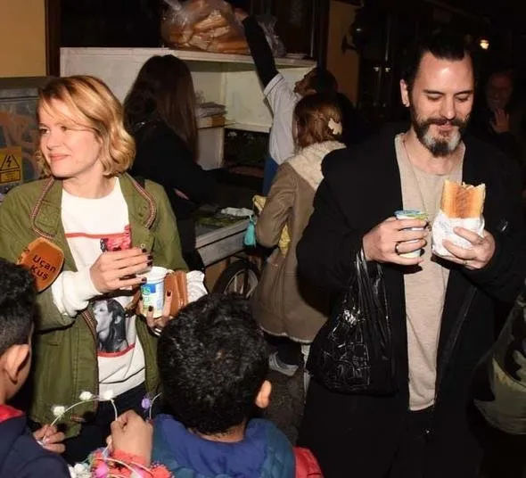 Burcu Biricik elindeki ekmeği sokaktaki çocuğa verdi