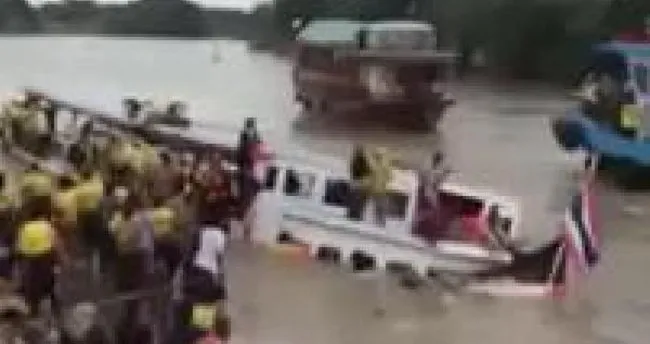 Taylandlı Müslümanları taşıyan feribot battı 13 ölü