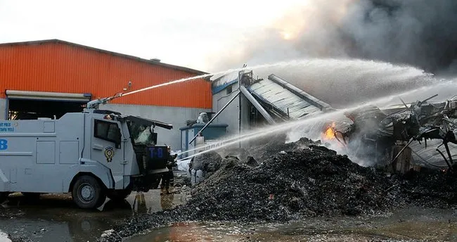 Dumanlar gökyüzünü kapladı! Adana'da alüminyum fabrikasında yangın: Ekipler seferber oldu