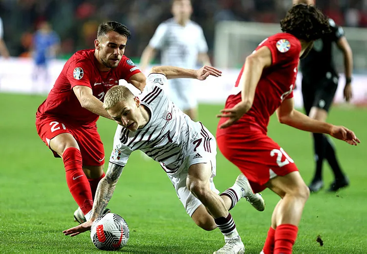son-dakika-hedef-euro-2024-turkiye-letonya-macinda-ilk-duduk-canli-1697398710534.jpg