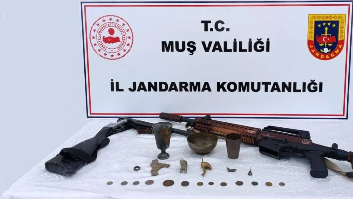 Muş’ta tarihi eser kaçakçısına operasyon: Urartu ve Roma dönemine ait objeler ele geçirildi!
