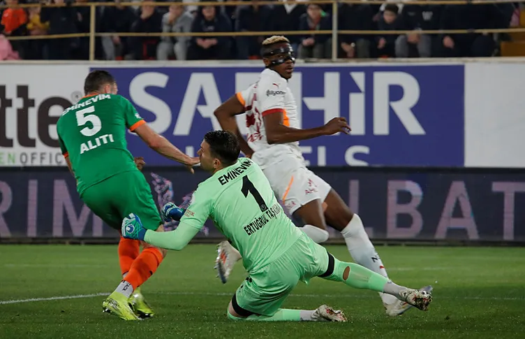 Son dakika: Alanyaspor - Galatasaray maçının devre sonunda gerginlik! Okan Buruk ve hakem Yasin Kol...
