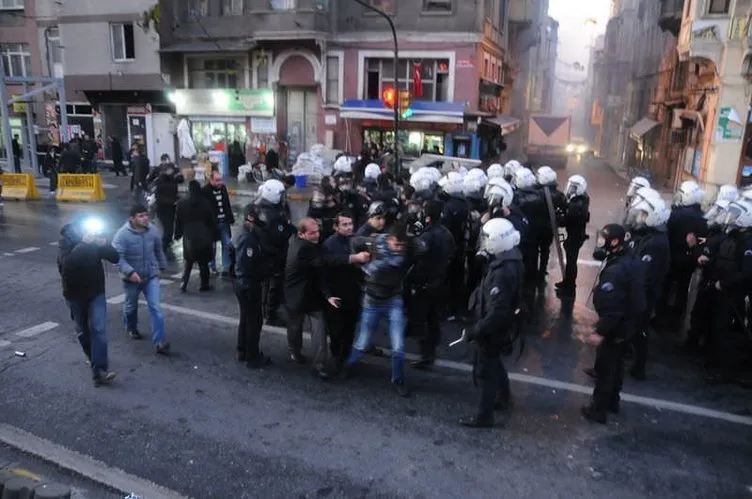 Taksim’de göstericiler polisle çatıştı