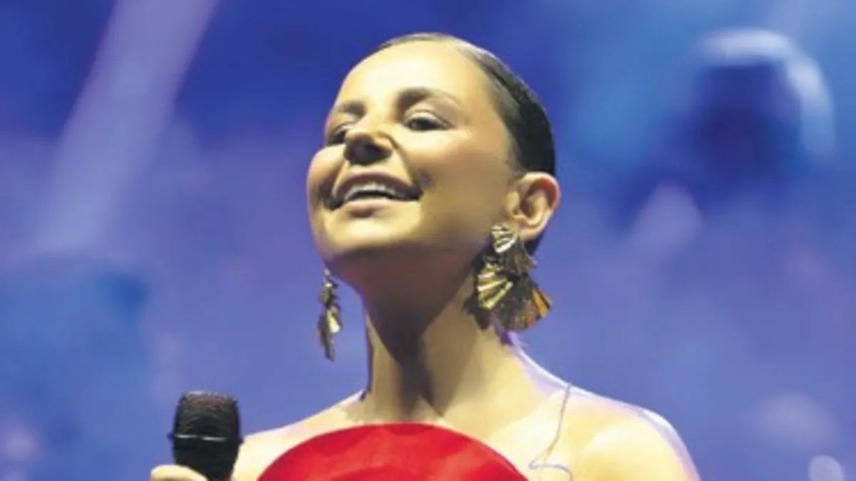 Merve Özbey’le coşkulu bayram!