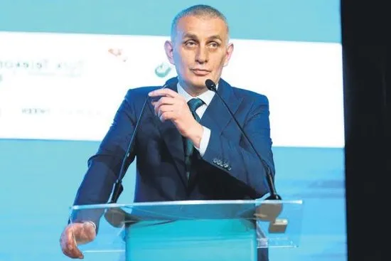 mourinho-samet-icin-seyirciye-gider-yapti-1734557857766.jpeg