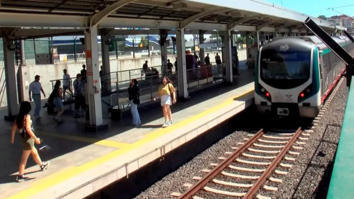 Marmaray’da raylara oturan yolcu trenin altında sıkıştı! Güvenlik görevlileri kurtardı Marmaray’da raylara oturan yolcu trenin altında sıkıştı! Güvenlik görevlileri kurtardı