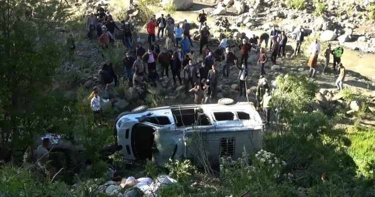 Bingöl’de minibüs şarampole yuvarlandı: 1 ölü 14 yaralı