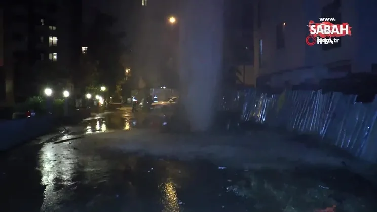 Kadıköy’de patlayan su borusundan metrelerce su havaya fışkırdı | Video