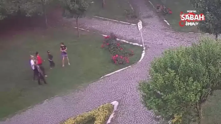 İstanbul Beyoğlu'nda parkta çocuğa hırsızlık yaptıran aile görünümlü çete kamerada | Video
