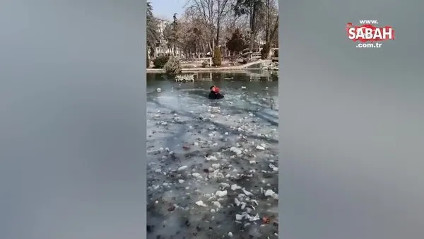 Depremzede çocuk buz tutan gölette düştü, dalgıç polis kurtardı: Elinizi asla bırakmayacağız | Video