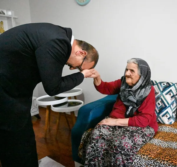 asirlik-cinarlara-anlamli-ziyaret-1690445927841.jpg