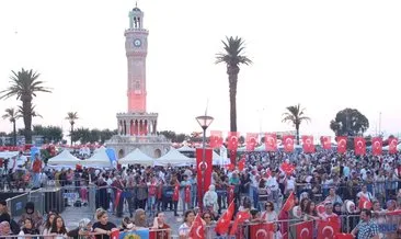 İzmirliler 15 Temmuz’da Konak Meydanı’na akın etti