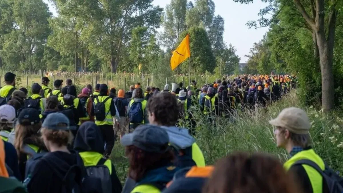 Almanya'nın Erfurt kentinde AfD kongresi protestosu sırasında yolları kapatan göstericiler