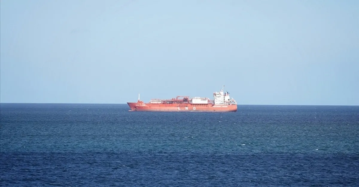 Hürmüz Boğazı’nda petrol sevkiyatı geriledi, yüzlerce tanker Boğaz’ın iki yakasında birikti Hürmüz Boğazı’nda petrol sevkiyatı geriledi, yüzlerce tanker Boğaz’ın iki yakasında birikti