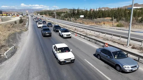 kilit-kavsakta-bayramin-ilk-gunu-dikkat-ceken-trafik-uzun-kuyruklar-olustu-1743337209405.jpg