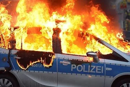 Frankfurt sokakları alev alev yandı