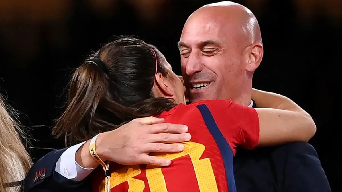 İspanya’da rızası olmadan kadın futbolcuyu öpen eski federasyon başkanına para cezası İspanya’da rızası olmadan kadın futbolcuyu öpen eski federasyon başkanına para cezası