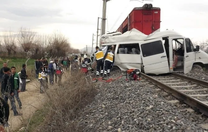 Öğrenci servisi trenle çarpıştı: 1 ölü!