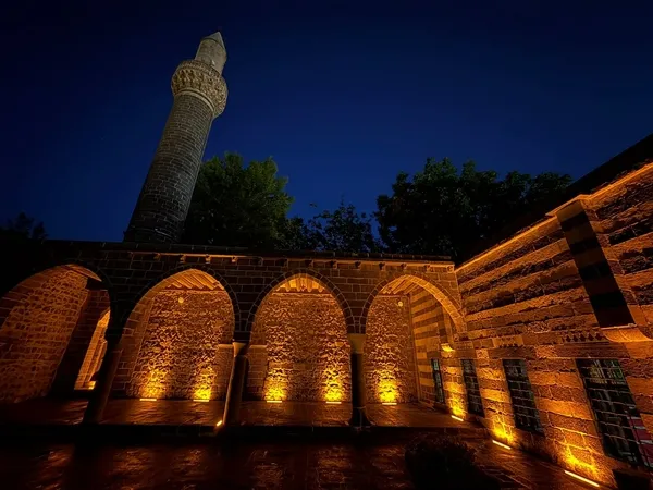 diyarbakirda-tarihi-mekanlar-isiklandirildi-1779202369196.jpg