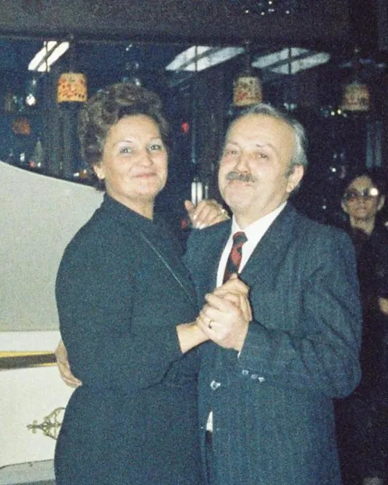 Annesi Serpil Çakmalı babası Yalçın Dümer! Gözlerden uzak büyüyen kızları Merve güzelliğiyle mest etti