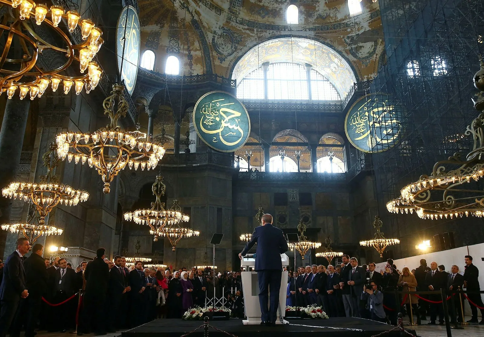 После молитвы в церкви святой софии. Эрдоган в Айя Софии. В Айя Софии молятся христиане. Христиане Стамбул. Храм Эрдогана новый.