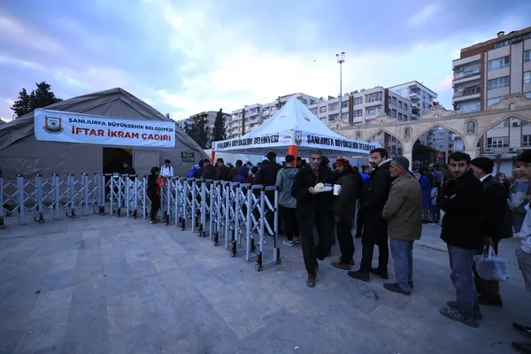 sanliurfada-iftar-cadirlari-paylasmanin-ve-dayanismanin-adresi-oldu-1741707540086.jpg