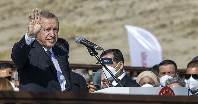 Başkan Erdoğan’dan Malazgirt’te tarihi sözler: Anadolu’nun sıfır noktasından bir kez daha söz veriyoruz...
