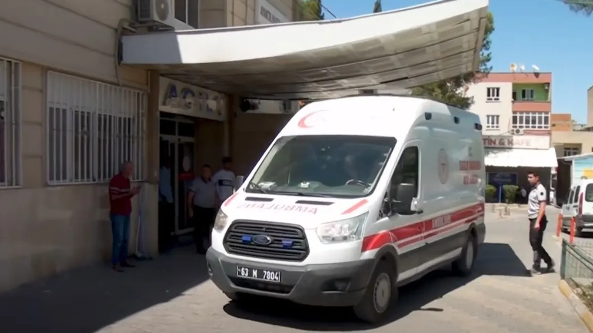 Şanlıurfa'da devrilen motosiklet ve kaza yeri.