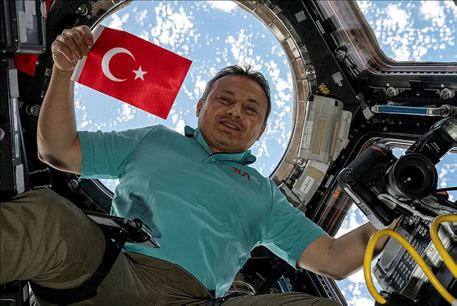 ilk-turk-astronot-alper-gezeravcinin-dunyaya-donus-yolculugu-basliyor-bu-sadece-bir-baslangic-1706886837941.jpg