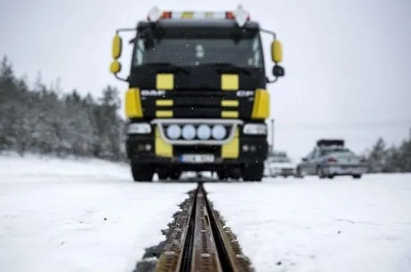 Dünyanın ilk elektrikli yolu açıldı