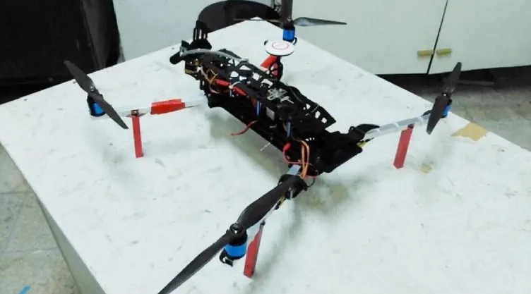 Üniversite öğrencileri, örümcek gibi drone yaptı