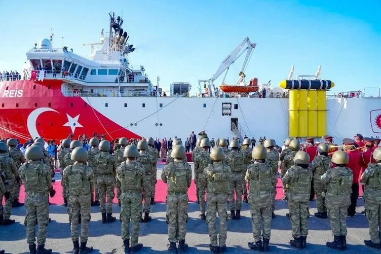 Somali’ye ulaşan Oruç Reis için Mogadişu’da karşılama töreni! Bakan Bayraktar’a anlamlı hediye