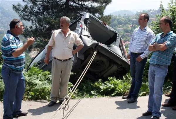 Otomobil ağaca takıldı