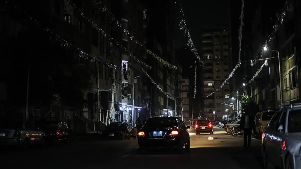 Dükkanlar erken kapandı, sokaklar karanlığa gömüldü! Savaş sonrası olağan üstü tasarruf önlemleri devrede Dükkanlar erken kapandı, sokaklar karanlığa gömüldü! Savaş sonrası olağan üstü tasarruf önlemleri devrede