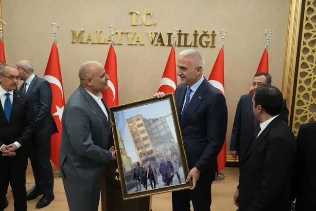 3-yil-sonra-ortaya-cikti-bakan-ersoy-asrin-felaketinde-olumden-donmus-1770128636522.jpeg 3 yıl sonra ortaya çıktı! Bakan Ersoy, asrın felaketinde ölümden dönmüş